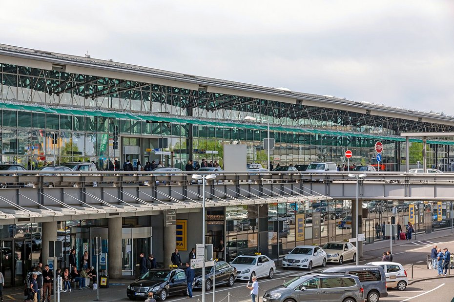 Flughafentransfer Reutlingen zum Flughafen Zürich – Festpreise für Hin- und Rückfahrt